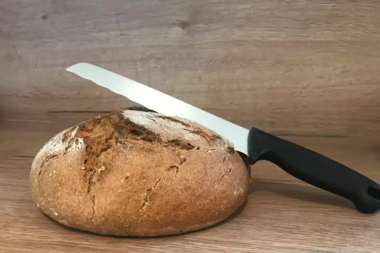 Wenn ein Brot in der Bäckerei durchgeschnitten und dann nicht mehr gewogen wird, ist das ein Verstoß gegen das Eichgesetz. Aber 