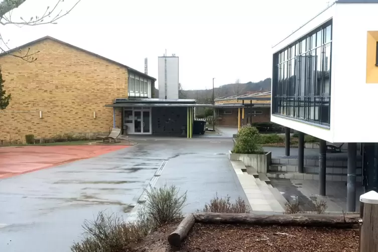 Die 1962 erbaute Sporthalle der Grundschule (links) bleibt gesperrt. Die Schäden am Dach und an der Dachkonstruktion sind gravie