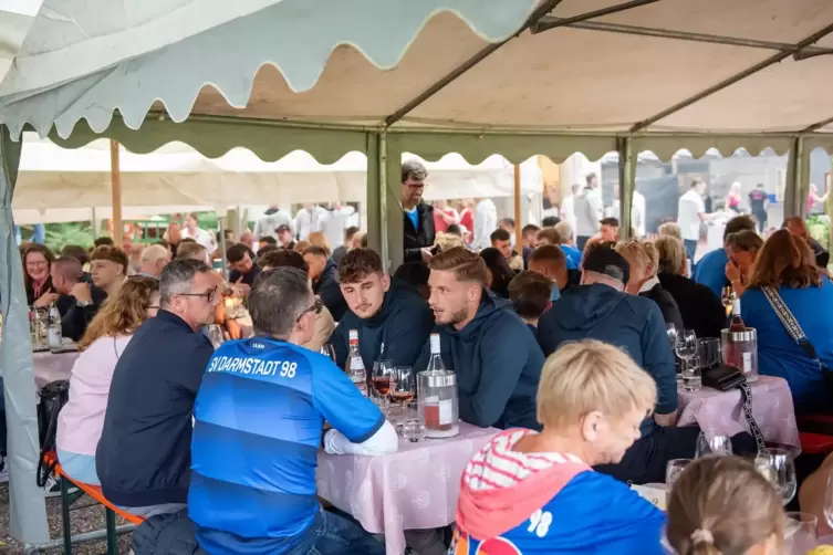  Die Profis Matej Maglica und Nemanja Celic (in blauen Kaputzenpullis, von links) mit Fans. 