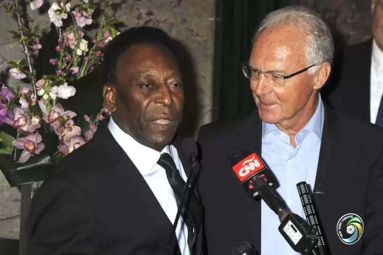 Die einst für New York Cosmos spielenden Fußball-Legenden Pele und Franz Beckenbauer beim Einschalten des Cosmos-grünen Lichts a