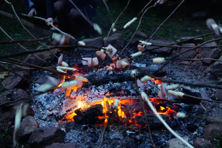 Stockbrot ist ein Klassiker bei Zeltlagern, wie in dieser Woche eines in Heuchelheim hätte stattfinden sollen. 