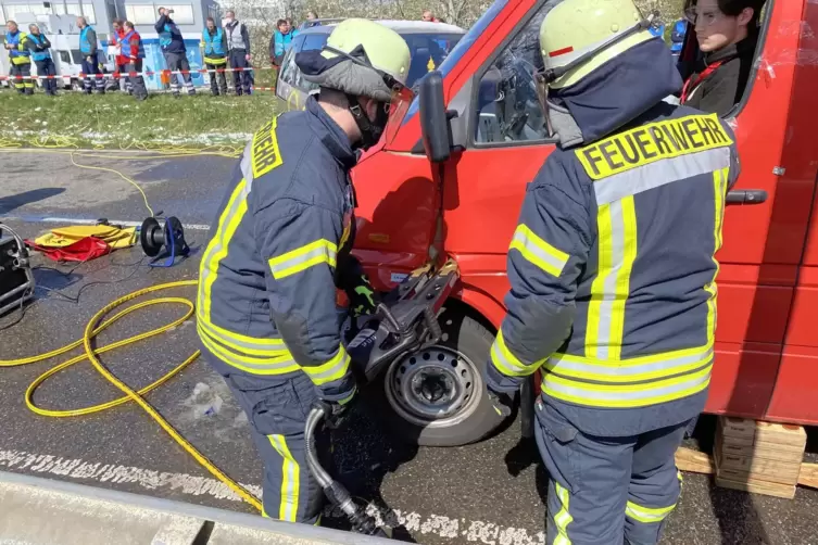 Eingeklemmte Personen möglichst zügig befreien: Das ist das Ziel der Wehrleute bei Verkehrsunfällen. Hier ein Bild von einer Übu