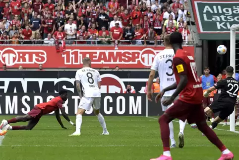 Ragnar Ache (hinten) köpft den Ball zum Ausgleich für den 1. FC Kaiserslautern ins Netz. 