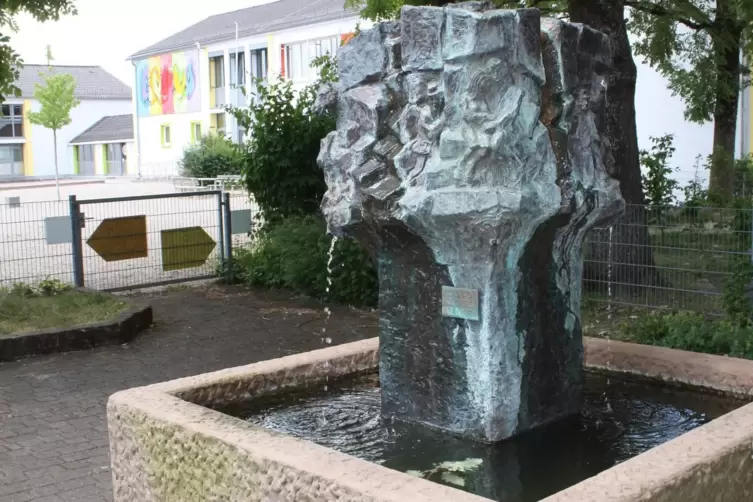 Entstanden ist der Brunnen nahe der Winzler Schule auf Betreiben des ehemaligen Schulleiters Konrad Flechsig.