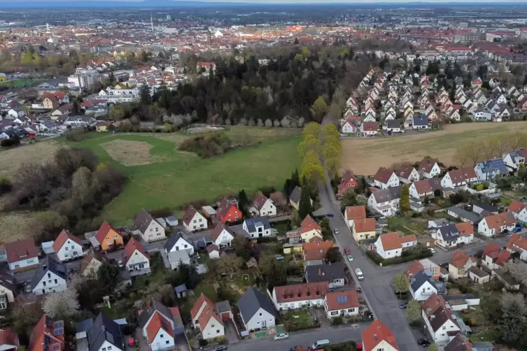 Der Grünzug mit Blick in östlicher Richtung, in oberen Bildmitte ist der Hauptfriedhof zu sehen. 