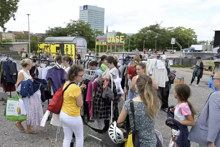 Gucken, anprobieren und ab nach Hause: Die Kleidertausch-Party könnte es in Mannheim künftig öfter geben.