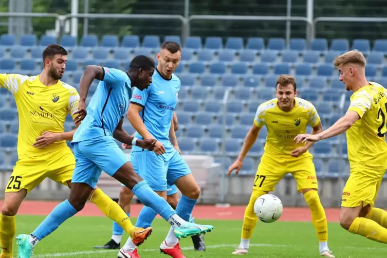 Versucht es, von Morlauterern umzingelt: Nazif Tchadjei (am Ball), begleitet von Dino Keric von Cosmos Koblenz. Links Joshua Ale