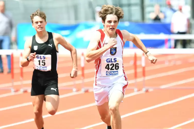  Linus Valnion (rechts) läuft die beste Zeit deutschlandweit über 300 Meter Hürden in der U16-Altersklasse seit 2012.