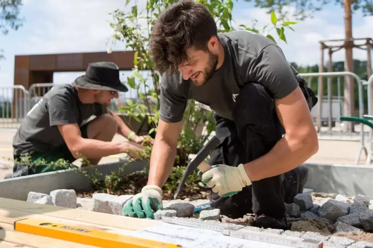 Gerade im handwerklichen Bereich – etwa bei Landschaftsgärtnern – fehlt den Stadtverwaltungen der Nachwuchs. 