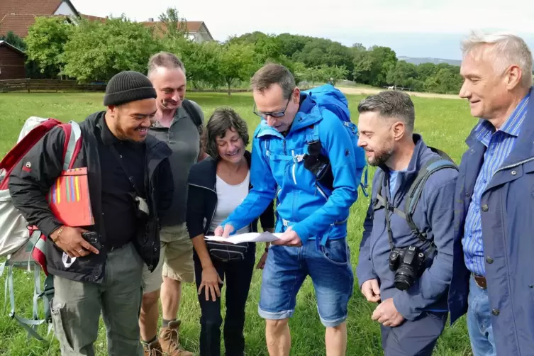 Noch ein Blick in die Karte, dann beginnt die Drei-Tage-Tour von Oliver Kusch (Bildmitte). 