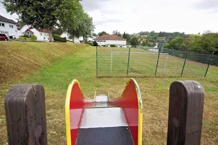 Gepflegt, aber in die Jahre gekommen: der Bolzplatz neben der Turnhalle in Brücken. 