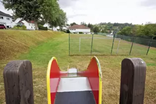 Gepflegt, aber in die Jahre gekommen: der Bolzplatz neben der Turnhalle in Brücken.