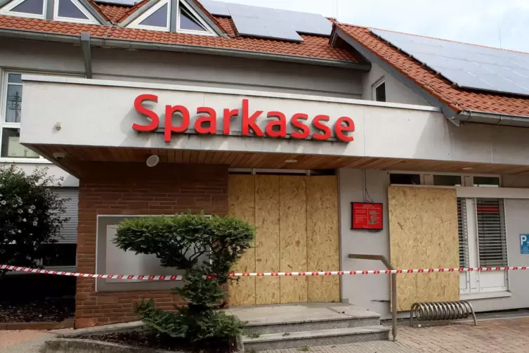Die Sparkassen-Filiale in Berg: Nach der Automatensprengung ist sie geschlossen. 