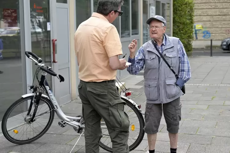 Georg Bawel im Gespräch mit Volker Endres (links).