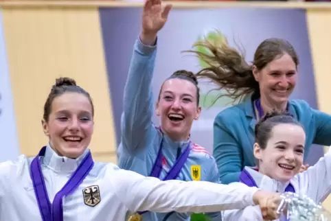 Aus dem Häuschen: Hannah Steverding (Zweite von links) feiert die EM-Goldmedaille mit ihren Teamkolleginnen Mona Mertens (links)