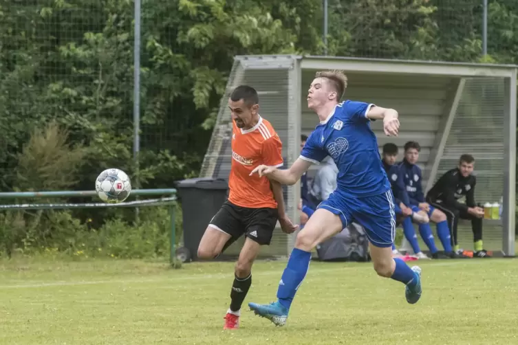 In der nächsten Saison kann der TuS Hohenecken nicht mehr auf ihn zählen: Sergen Tok (links), der zum FK Pirmasens gewechselt is