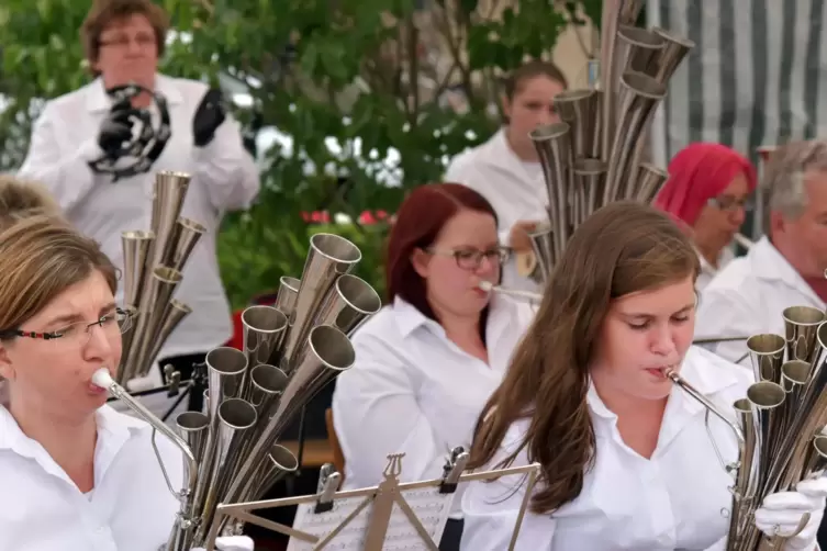 Eine Schalmeienkapelle spielt ein Konzert. Mit einem solchen Instrument wollte mutmaßliche Kuh-Experten die ausgebüxten Tiere vo