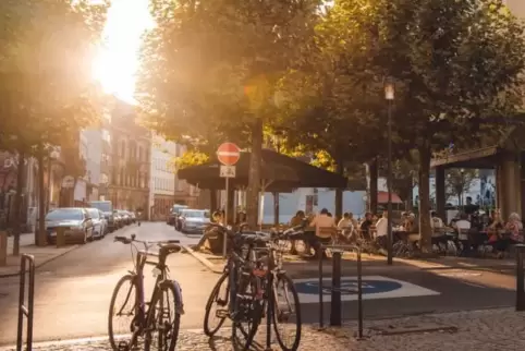 Im Nauwieser Viertel gibt es für einen Monat zwei Sommerstraßen. Dort gibt es gemeinsame Aktivitäten. Für Autos sind die Straßen