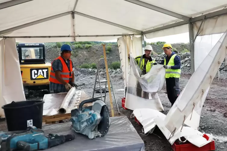 Bauen am Ende des Projektes das Zelt ab: der ehrenamtliche Helfer Hans-Rieder Matzenbacher, Thomas Schindler und Thomas Bizer vo