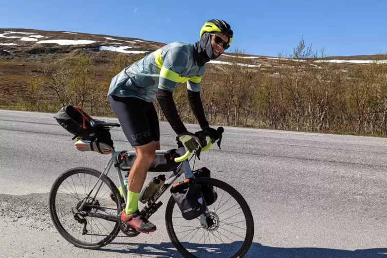 Ganz nah dran an der Natur im hohen Norden Europas: Maximilian Seitz mit seinem Gravelbike auf dem Weg zum Nordkap.