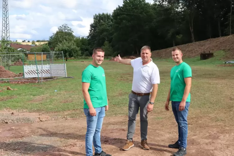 Die Vorbereitungen für die neue Halle sind getroffen. Betriebsinhaber Timo Schultz und seine Söhne Benedikt (rechts) und Pius ze