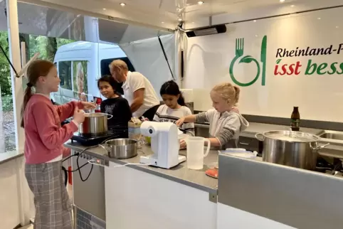 Dietmar Johnen vom Kochbus-Team hat wertvolle Unterstützung gefunden: Gemeinsam mit vier jungen Pirmasenserinnen kocht er Schoko