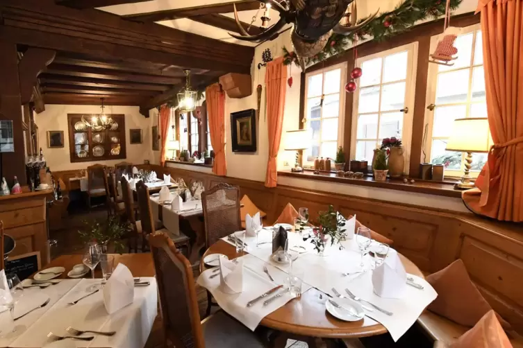 Wird das Restaurant Karlbacher – hier ein Blick in dessen Weinstube – noch mal verpachtet? Die Frage ist offen. 