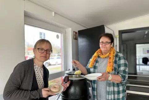 Susanne Kanzler (links) und Gabi Mayer haben im vergangenen Winter zusammen mit Ehrenamtlichen das erste Homburger Wintercafé be