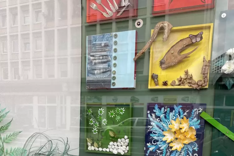 Nur der Tiegel und das Hansaplast verraten, zu welchem Geschäft dieses Schaufenster gehört. Eine Mitarbeiterin der Löwen-Apothek