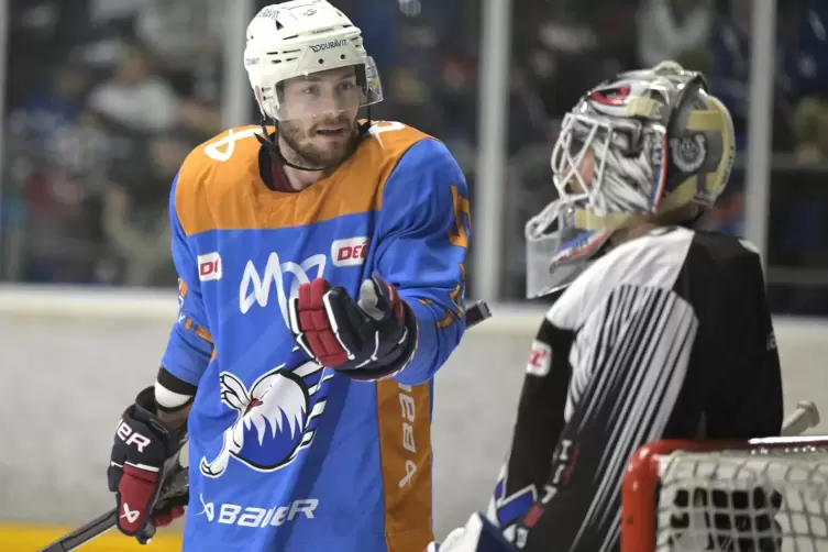 Fachgespräch auf dem Eis: Tom Kühnhackl und Adler-Torwart Felix Brückmann. 