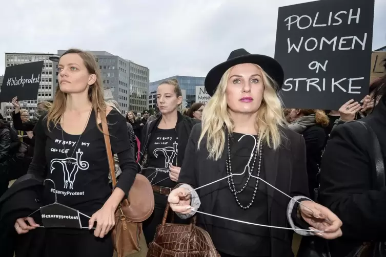 Im Juni protestierten Polinnen in Warschau wieder gegen das Abtreibungsverbot. Die Kleiderbügel sind Symbol für ungeeignete Mitt