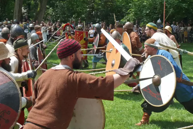 Zweikämpfe in der Reenactment-Szene folgen klaren Regeln. Was für den Betrachter oft wild ausschaut, baut auf Erfahrung und jahr