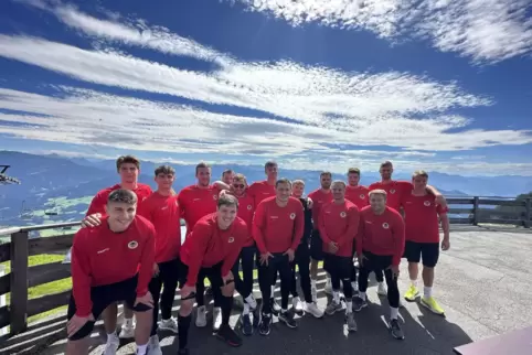 Sichtlich gut gelaunt vor herrlicher Kulisse: das Eulen-Team im Trainingslager.