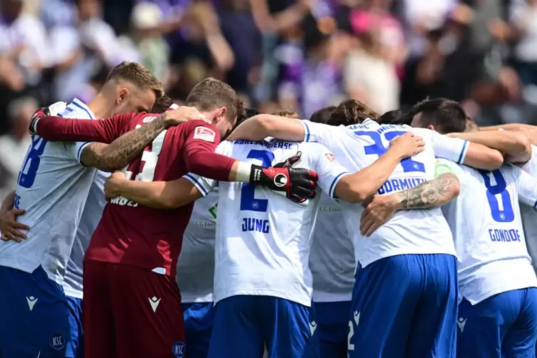 Einschwören: die Mannschaft des KSC vor dem Spiel in Osnabrück.