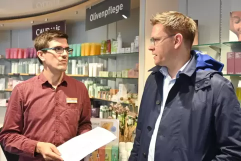 Johannes Steiniger auf Sommertour in der Brunnen Apotheke in Bad Dürkheim, links Apotheker Nikolaj Stollhof. 