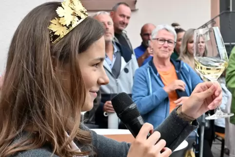 Weinprinzessin Marlene I. bei der Eröffnung der Weinkerwe. 