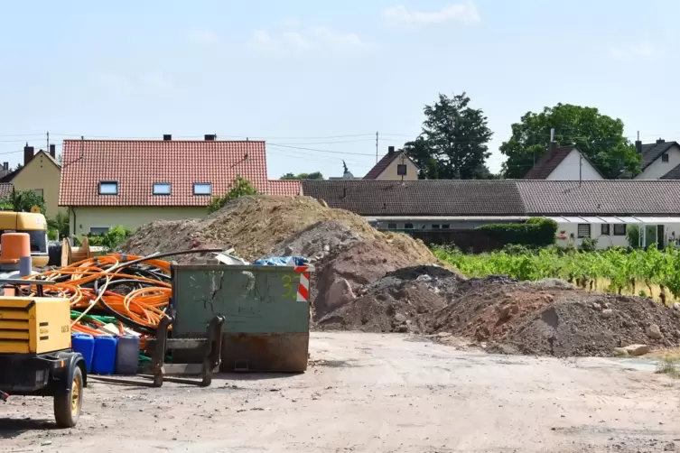 Wegen Dreck und Lärm haben sich Anwohner über einen Schuttplatz bei Friedelsheim beschwert.