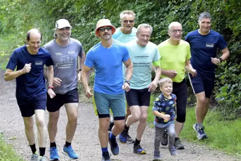 Los geht’s: die kleine Laufgruppe beim Start.