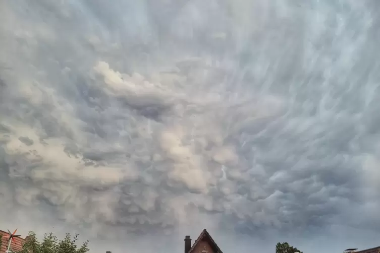 Die Wolken türmen sich zu besonderen Gebilden auf.