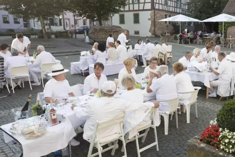 Der Platz vor der Abteikirche Otterberg war schon öfter Schauplatz des Dîner en blanc – hier eine Impression von 2017. 