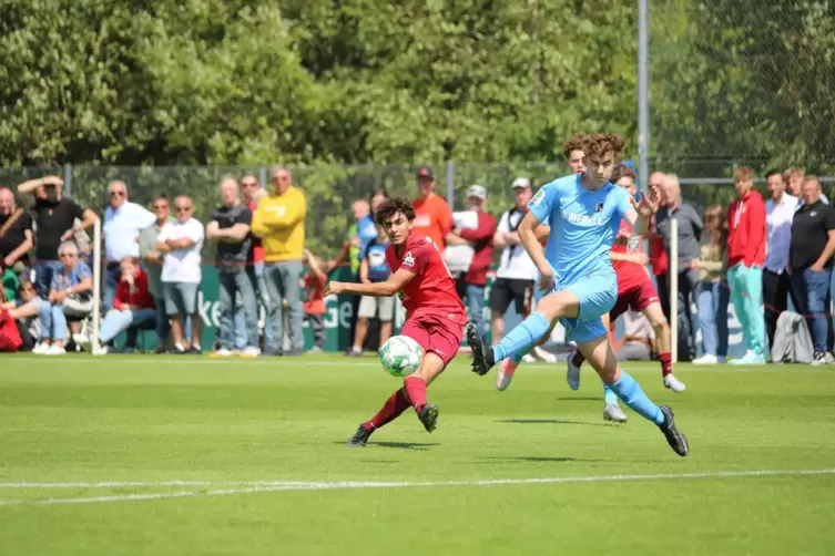 Schöner Schuss: FCK-U17-Spieler Marvin Yüsün (links) zieht ab, trifft aber nicht gegen Freiburg. 