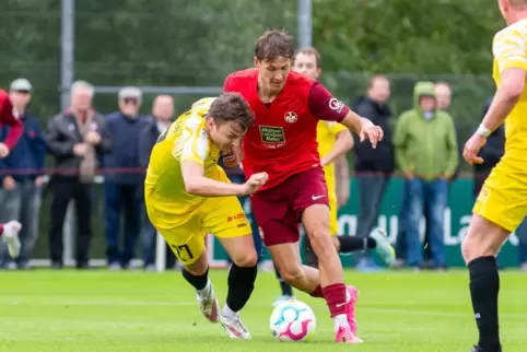 Rassiger Zweikampf zwischen Dennis Jander (SV Morlautern) und Jacob Collmann (1. FCK II).