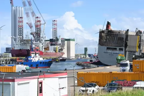 Mit sichtbaren Schäden, hat der Frachter Fremantle Highway im niederländischen Hafen Eemshaven festgemacht. Offenbar sind Inspek