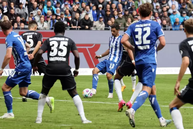 Pass ins Glück: Lars Stindl (am Ball) erspäht den startenden Budu Zivzivadse (links). Sekunden später steht es 2:2.