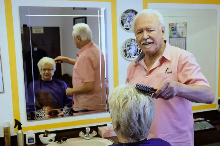 Norbert Machura und seine Frau Ursula können sich gegenseitig die Haare machen und machen das auch.