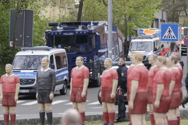 Der Polizeieinsatz am Elf-Freunde-Kreisel beim Spiel des 1. FC Kaiserslautern gegen Hansa Rostock.