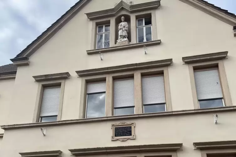 Eine Gedenktafel erinnert an Pfarrer Stephan Lederer, der als Segensbringer in die Heimatgeschichte einging. 