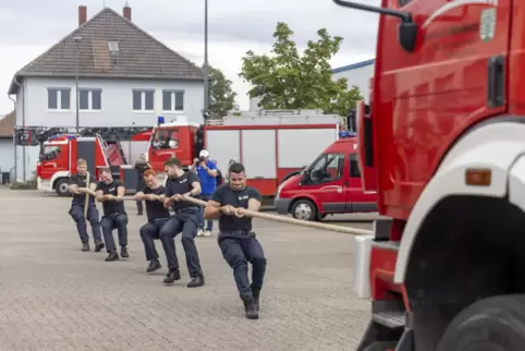 Auch die Polizeianwärter aus Hahn machten beim Auto-Ziehen mit. 