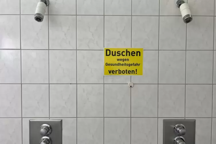 Die Duschen sind seit langer Zeit wegen Legionellenbefalls gesperrt. Vielleicht muss der Verein die Reparatur für die Gemeinde ü