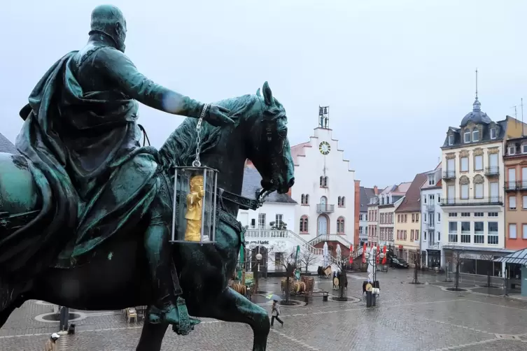 Er sollte in einem Brunnen stehen, der Reiter, meint der Verein Stadtbild. 